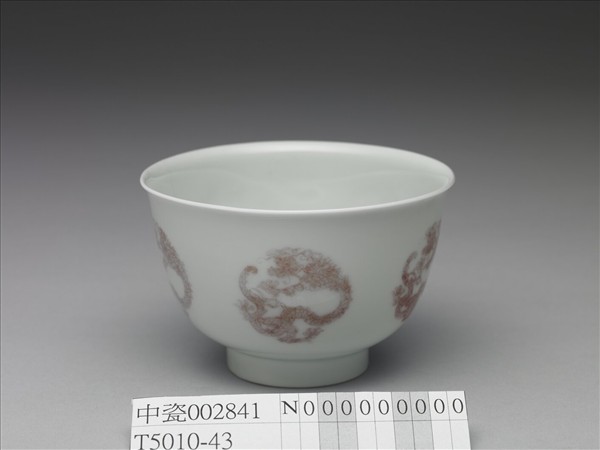 白瓷釉裡紅團龍紋杯