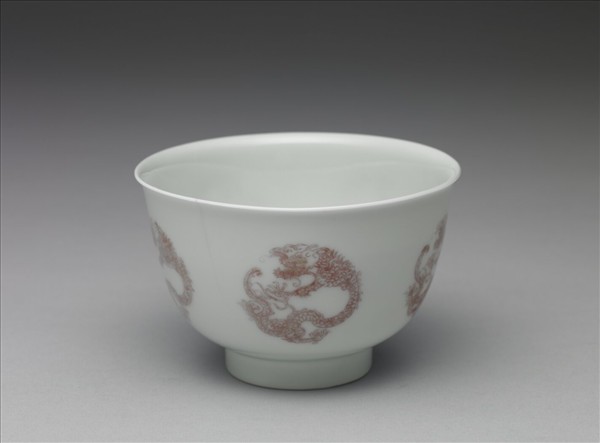 白瓷釉裡紅團龍紋杯