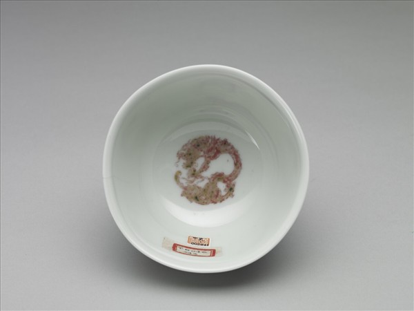 白瓷釉裡紅團龍紋杯