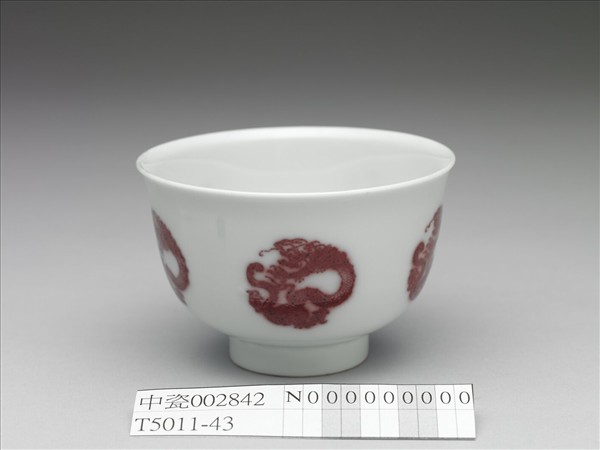 白瓷釉裡紅團龍紋杯