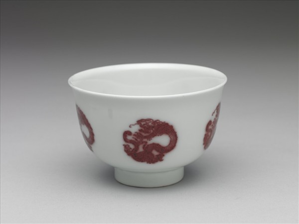 白瓷釉裡紅團龍紋杯