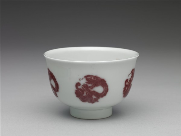 白瓷釉裡紅團龍紋杯