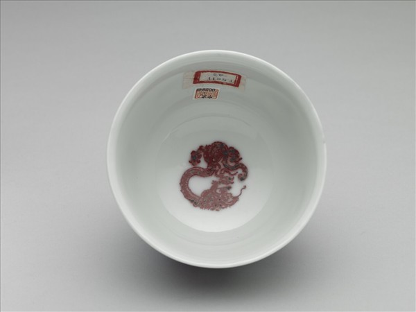 白瓷釉裡紅團龍紋杯