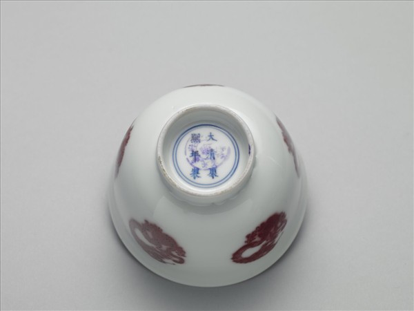 白瓷釉裡紅團龍紋杯