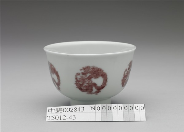 白瓷釉裡紅團龍紋杯