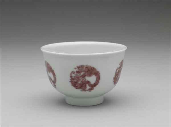 白瓷釉裡紅團龍紋杯