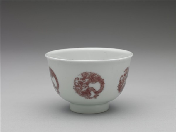白瓷釉裡紅團龍紋杯