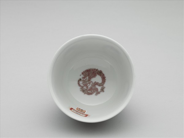 白瓷釉裡紅團龍紋杯