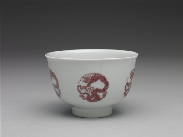 白瓷釉裡紅團龍紋杯
