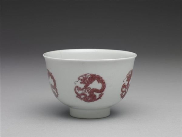 白瓷釉裡紅團龍紋杯