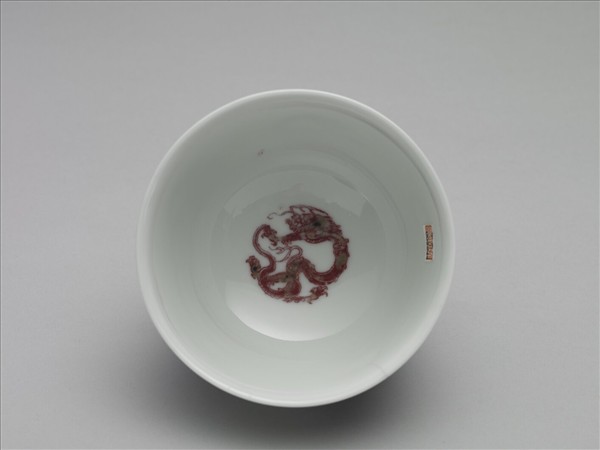 白瓷釉裡紅團龍紋杯