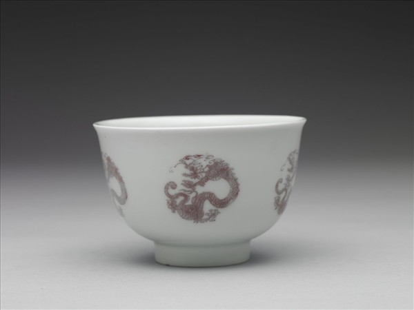 白瓷釉裡紅團龍紋杯