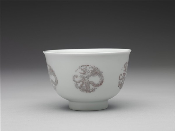 白瓷釉裡紅團龍紋杯