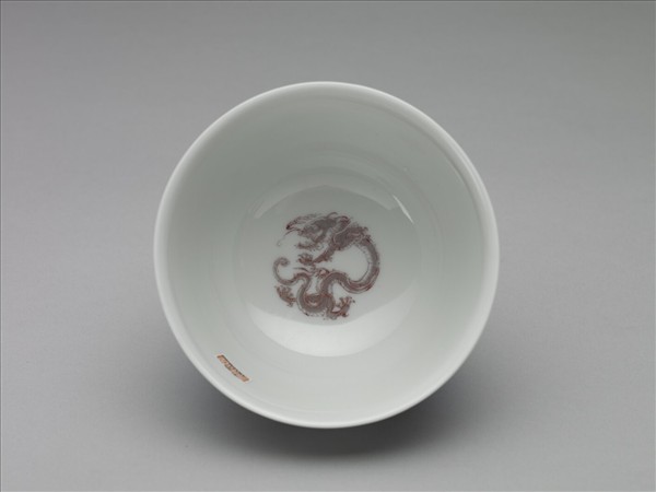 白瓷釉裡紅團龍紋杯
