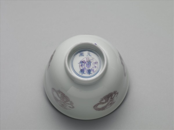 白瓷釉裡紅團龍紋杯