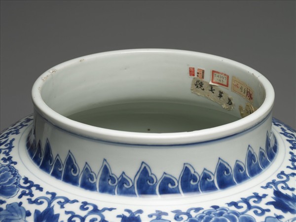 青花纏枝花卉紋蓋罐