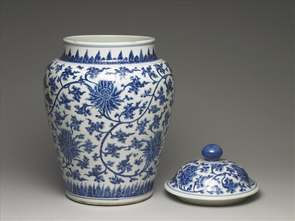 青花纏枝番蓮紋蓋罐