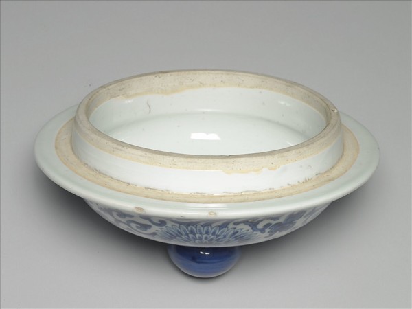 青花纏枝菊花紋蓋罐