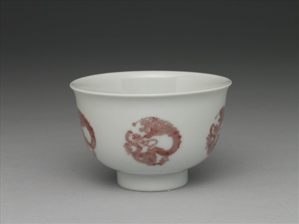 白瓷釉裡紅團龍紋杯