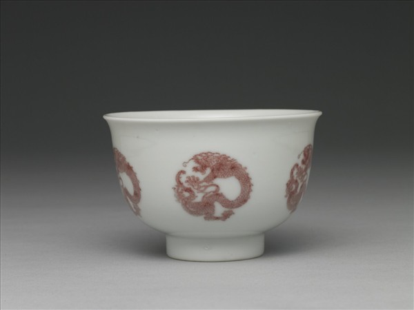 白瓷釉裡紅團龍紋杯