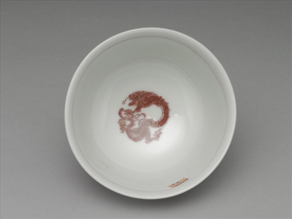 白瓷釉裡紅團龍紋杯