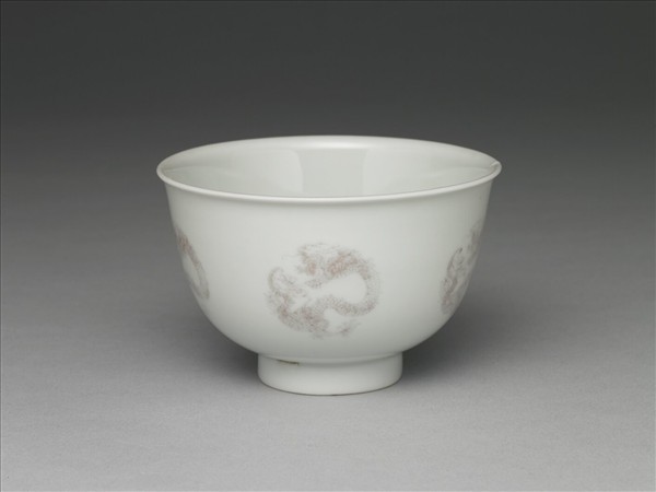 白瓷釉裡紅團龍紋杯