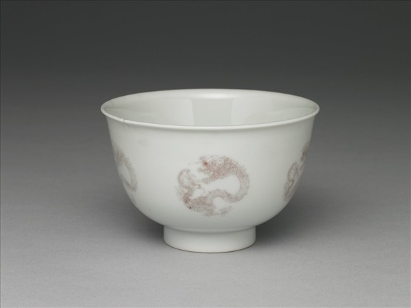 白瓷釉裡紅團龍紋杯