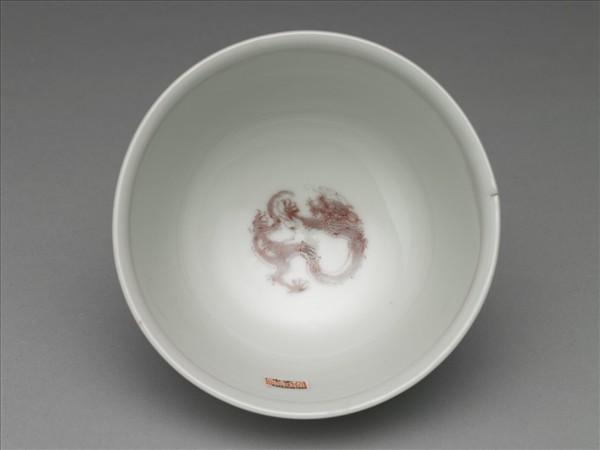 白瓷釉裡紅團龍紋杯