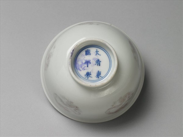 白瓷釉裡紅團龍紋杯