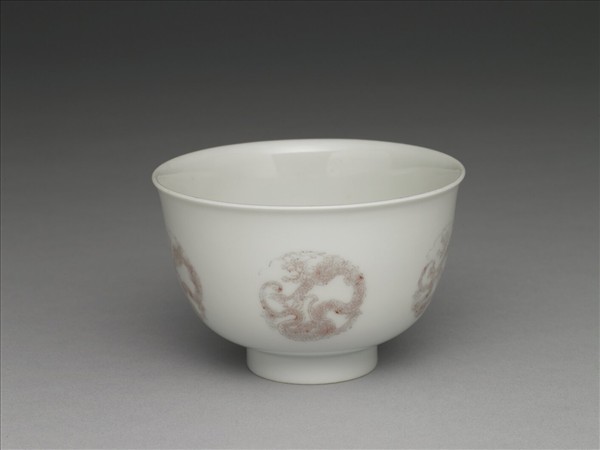 白瓷釉裡紅團龍紋杯