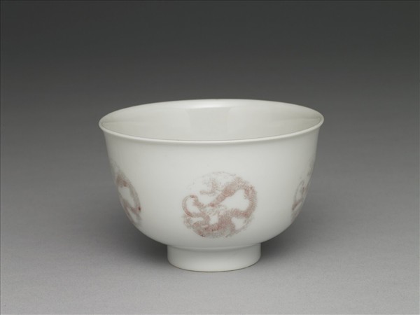 白瓷釉裡紅團龍紋杯