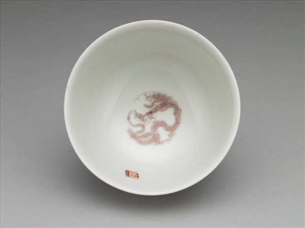 白瓷釉裡紅團龍紋杯