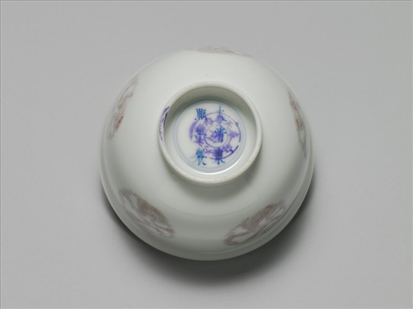 白瓷釉裡紅團龍紋杯