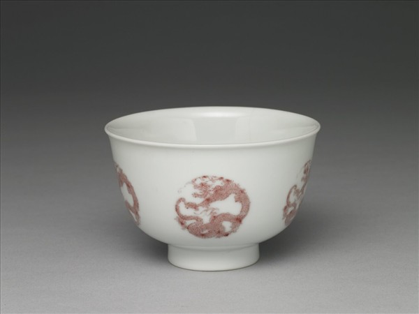 白瓷釉裡紅團龍紋杯