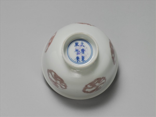 白瓷釉裡紅團龍紋杯