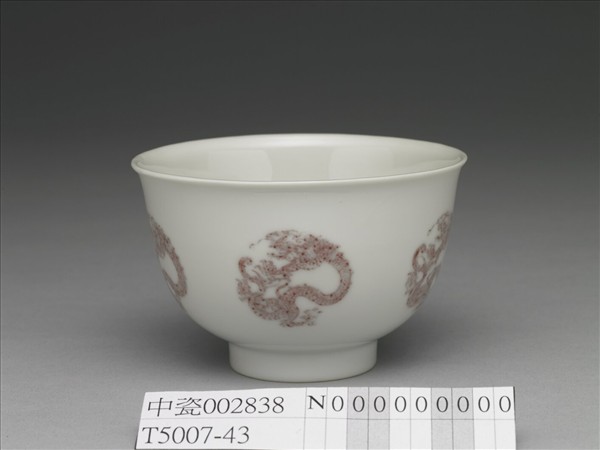 白瓷釉裡紅團龍紋杯