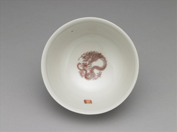 白瓷釉裡紅團龍紋杯