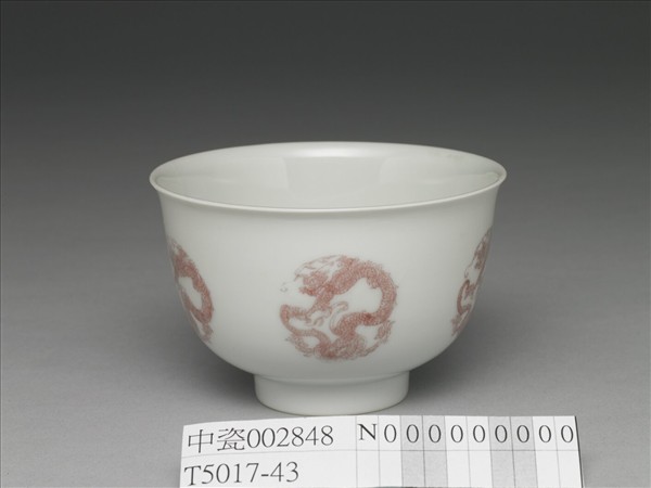 白瓷釉裡紅團龍紋杯