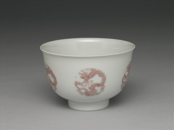 白瓷釉裡紅團龍紋杯