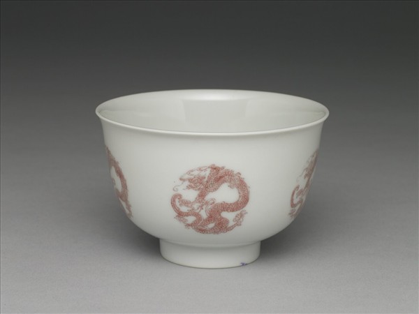 白瓷釉裡紅團龍紋杯