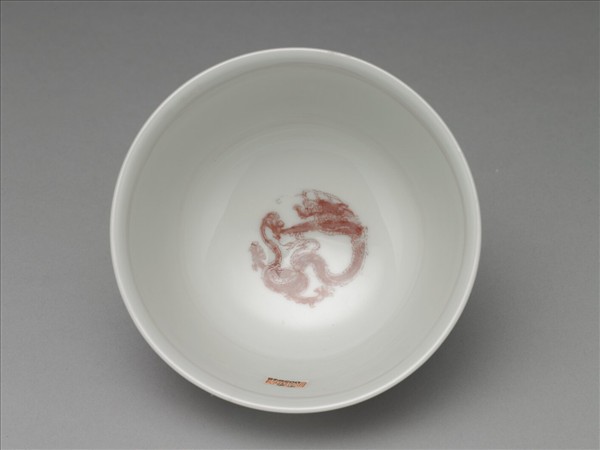 白瓷釉裡紅團龍紋杯