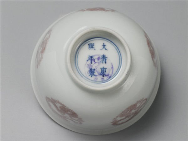 白瓷釉裡紅團龍紋杯