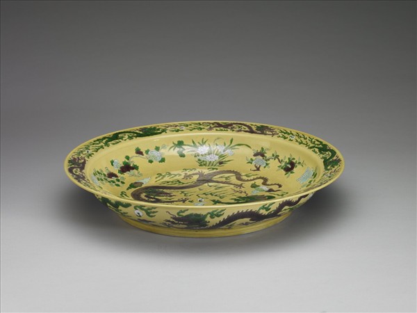 素三彩黃地褐綠雙龍紋盤