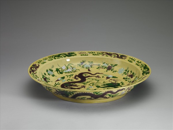 素三彩黃地褐綠雙龍紋盤