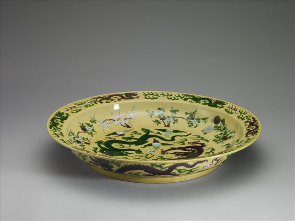素三彩黃地褐綠雙龍紋盤