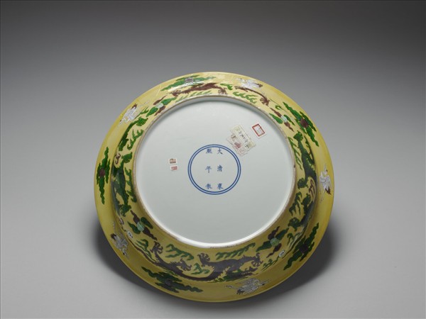 素三彩黃地褐綠雙龍紋盤