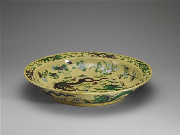 素三彩黃地褐綠雙龍紋盤