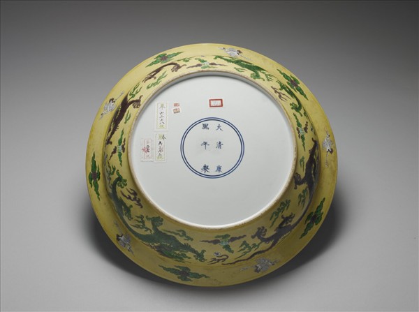 素三彩黃地褐綠雙龍紋盤