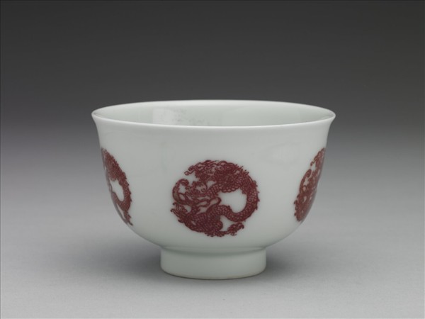 白瓷釉裡紅團龍紋杯