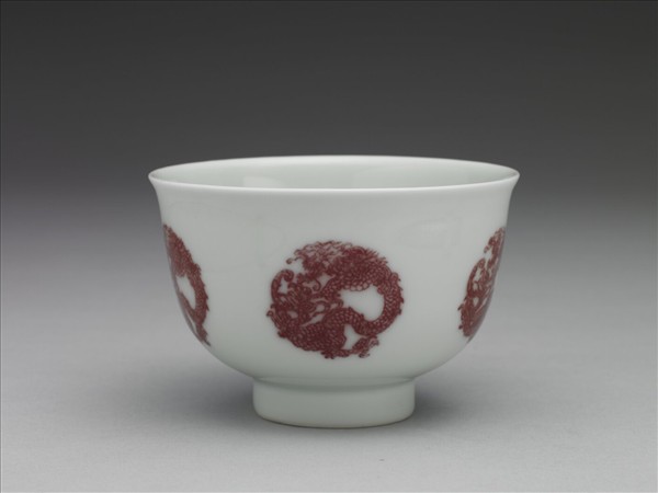 白瓷釉裡紅團龍紋杯